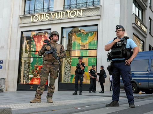 Paris : un policier attaqué au couteau près des Champs-Élysées, l’agresseur est décédé