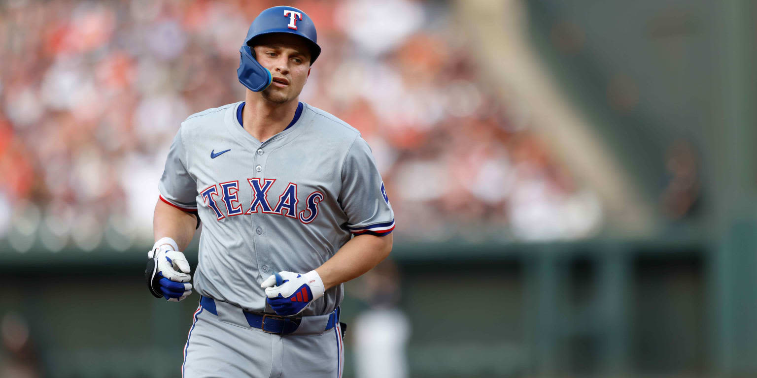 Seager exits game in 5th after taking pitch off left hand