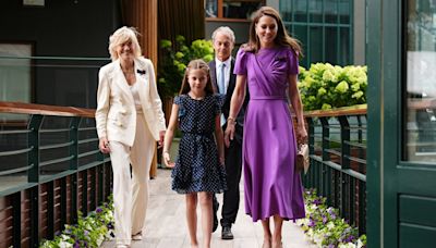凱特王妃攜小公主亮相溫布頓網球決賽 一身紫禮服暗藏「訊息」？