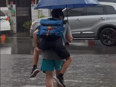 影/水淹過腳踝！苗栗慈父「揹兒打傘」上學畫面曝 家長無奈：下雨都這樣