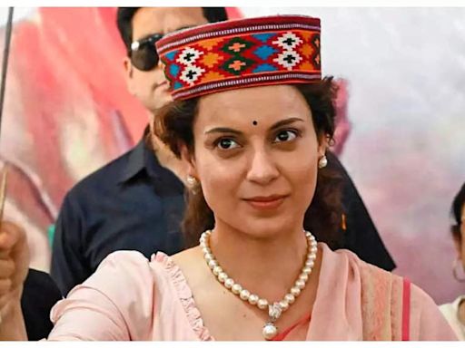 Kangana Ranaut refutes claims of partying with gangster Abu Salem; reveals identity of man in viral picture | Hindi Movie News - Times of India