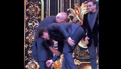 IIFA 2024: Shah Rukh Khan touches Mani Ratnam’s feet, hugs him as King Khan wins Best Actor award | Watch viral video | Today News