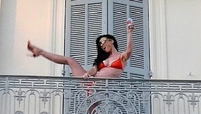 Katy Perry dança de biquíni e salto alto em varanda de hotel; vídeo