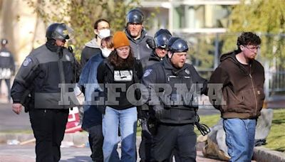 Detienen a 100 manifestantes en universidad de Boston