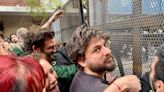 Vialidad: Juan Grabois movilizó a Comodoro Py para hacer una “parodia futbolística” en defensa de Cristina Kirchner