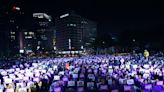 Familiares de personas que murieron en estampida en Corea del Sur conmemoran aniversario