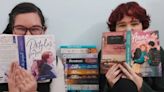 Las autoras españolas Iria y Selene: “¿Por qué puedes generar un mundo con dragones, pero no un mundo sin homofobia?” - La Tercera