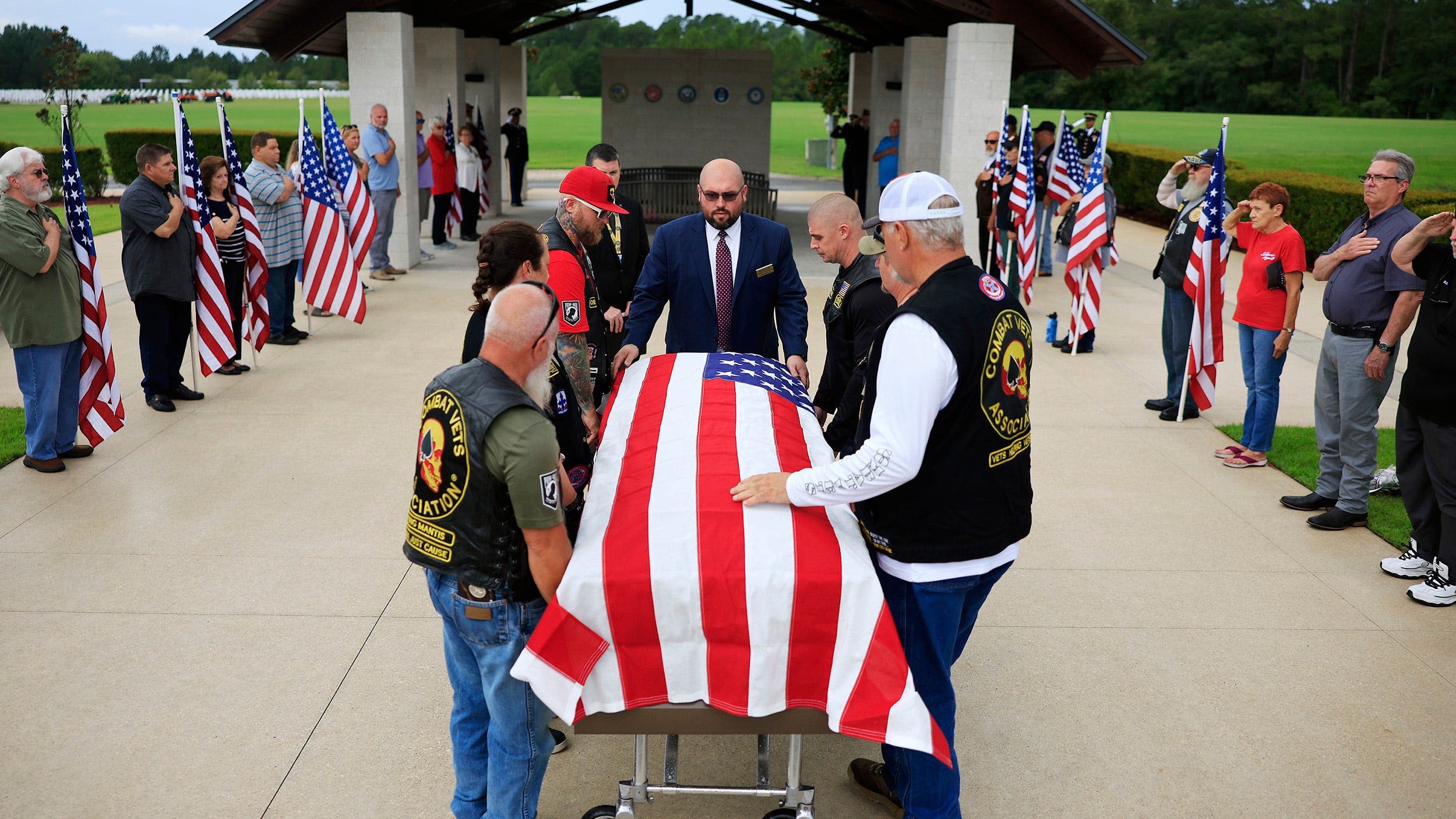 With no family, veteran laid to rest at Jacksonville National Cemetery honored by others