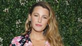 Blake Lively ose un chemisier transparent dévoilant son soutien-gorge, un look chic et sexy à tomber