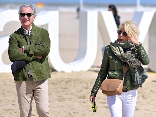 Sophie Davant et William Leymergie, le couple en balade sur la plage à Deauville