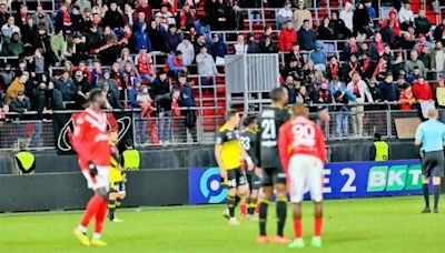 VAFC - Ajaccio : un jeune fan du RC Lens suscite la controverse en chambrant le kop valenciennois à la mi-temps du match