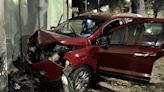 Violento choque en Parque Chacabuco: un auto colisionó contra el portón de una casa