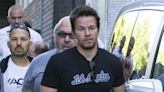 Mark Wahlberg exhibe su escultural torso en medio de una sesión de entrenamiento a las 4 de la mañana