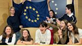 El vídeo que lo está petando en redes para que los jóvenes voten en las europeas: "No votar es de pelele"