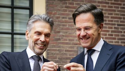 Dick Schoof presta juramento como primer ministro de Países Bajos