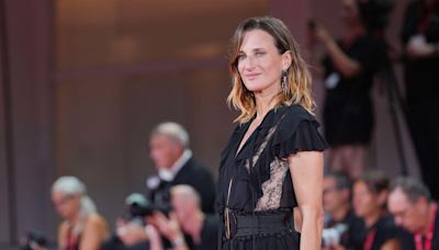 Camille Cottin en transparence sur le tapis rouge de la Mostra pour « Trois amies »