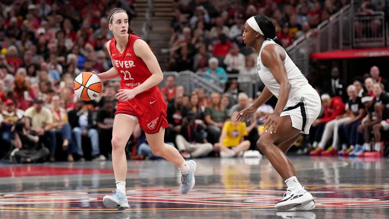 Indiana Fever’s Caitlin Clark breaks WNBA single-season assists record in loss to Las Vegas Aces | CNN