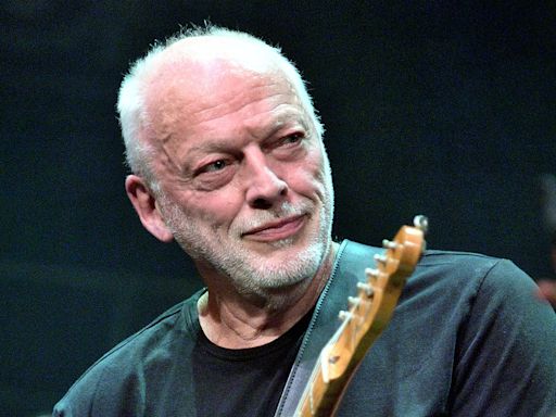 Watch David Gilmour Play ‘Wish You Were Here’ at a UK Bar’s Open Mic Night