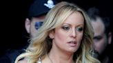 La ex actriz porno Stormy Daniels sube al estrado y agita el juicio a Donald Trump por pagarle para silenciarla