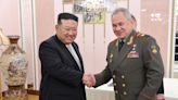 Kim Jong-un exhibe cercanía con el ministro de Defensa ruso y delegado de Pekín