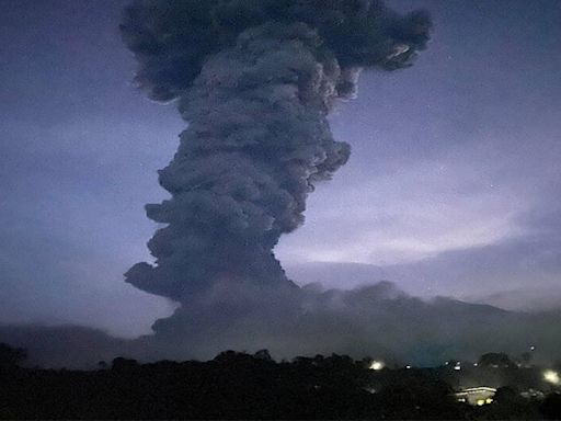 菲律賓火山噴發 灰雲衝5000尺高空 居民緊急疏散