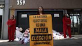 Greenpeace devuelve basura electoral a partidos políticos y demanda transparentar plan de reciclaje