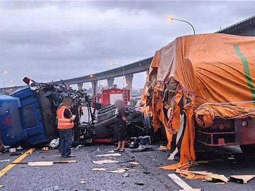 國道驚傳嚴重車禍！聯結車「撞無車頭貨櫃」駕駛不治 現場一片狼藉