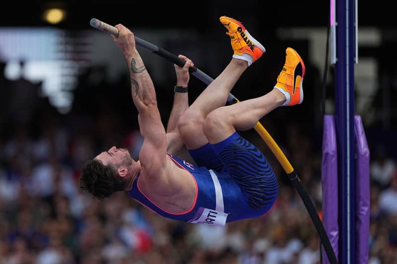 Video of French pole vaulter goes viral after manhood knocks off bar