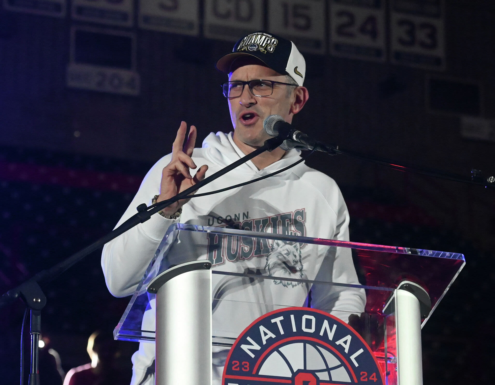 Dan Hurley has new 6-year, $50M contract with UConn men’s basketball after turning down Lakers job