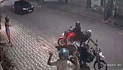 Justiciero anónimo atropella a ladrón en moto en Río de Janeiro, pero sucede lo impensado