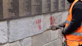 Paris : enquête ouverte après la dégradation du Mémorial de la Shoah, tagué de mains rouges