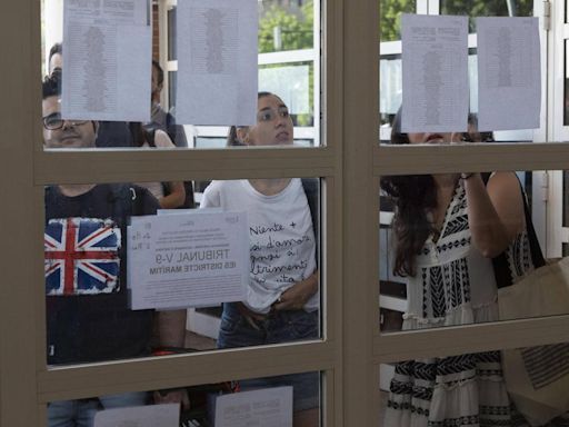 El destino de 11.000 docentes valencianos, en el aire