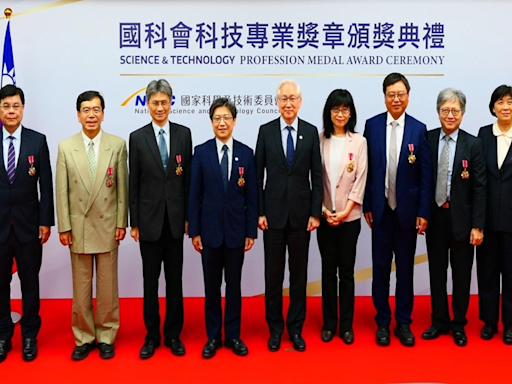 謝志偉、吳志中等科技外交有成 獲頒科技專業獎章