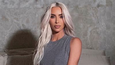 Kim Kardashian enfrenta demanda por promoción de muebles falsos atribuidos a Donald Judd