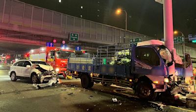 影／高雄凌晨車禍釀2傷 貨車失控撞電桿、轎車車頭全毀