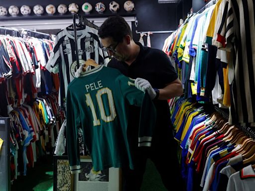 Un brasileño junta 6.101 camisetas de fútbol, la mayor colección del mundo