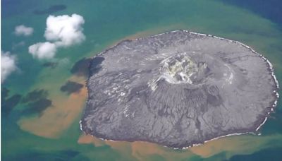 日本伊豆群島海水詭異變色！疑海底火山噴發前兆 警告船隻小心