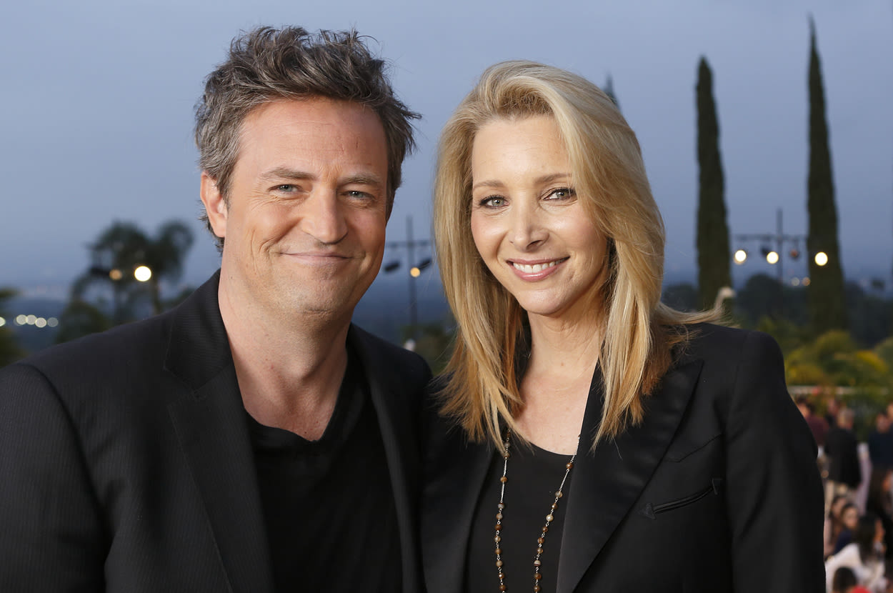 After Years Of Being Unable To Watch It, Lisa Kudrow Said She’s Revisiting “Friends” In Honor Of Matthew Perry