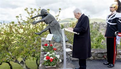 Mattarella, cosa ha detto nel suo discorso il 25 aprile: il dovere della memoria e il richiamo all'unità sull'antifascismo