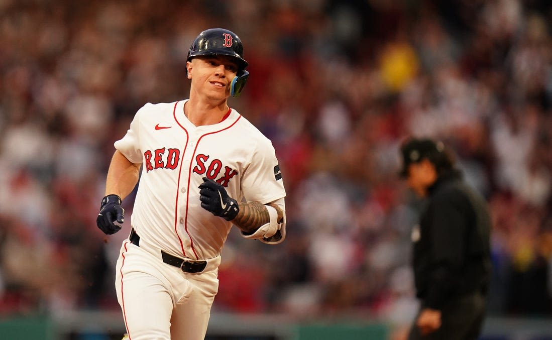 Deadspin | Red Sox place OF Tyler O'Neill (knee) on 10-day injured list