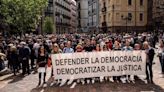 Unas 500 personas piden en Zaragoza parar la "máquina del fango" y muestran solidaridad con Sánchez