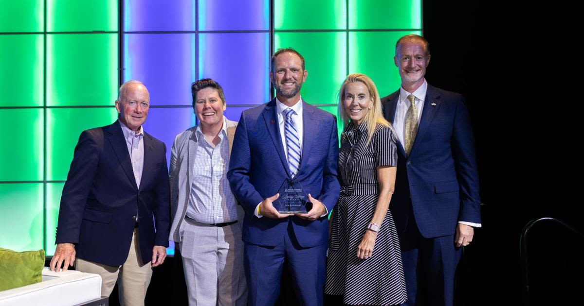 Big Shoulders Fund Director Dan Kozlowski wins Driving Change Award from leadership foundation