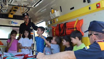 El campamento de verano infantil realiza actividades con Policía local y Centro de la Mujer