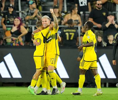 Crew defeat LAFC 5-1 behind two goals from former LAFC forward Christian Ramirez: Replay