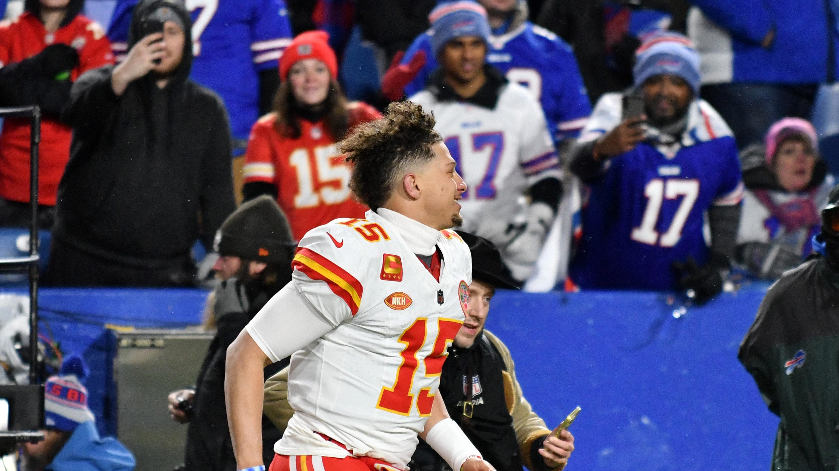 Patrick Mahomes didn't realize he was a 'villain' until Bills Mafia pelted him with snowballs