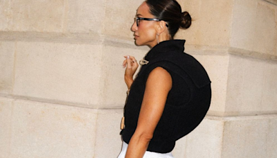 Sabrina Sato aposta em jaqueta de efeito 'corcunda' em Paris