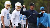 ¿Cómo va el primer campamento de Jim Harbaugh con los Chargers?