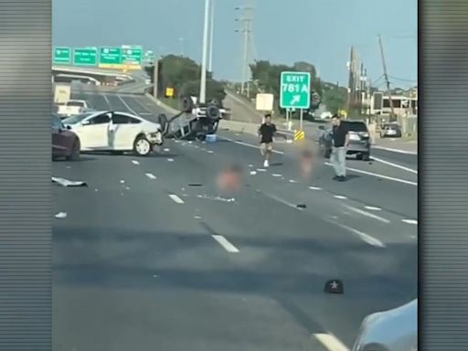 Video shows 2 toddlers in diapers, distraught in the middle of Texas highway after crash