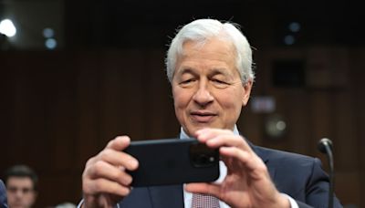 Jamie Dimon sells $32 million in JPMorgan Chase stock as shares vest