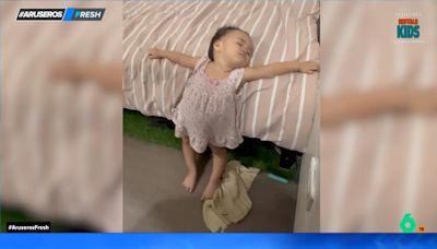 Un padre comparte la extraña pose en la que se ha encontrado a su hija dormida: como el Cristo Redentor